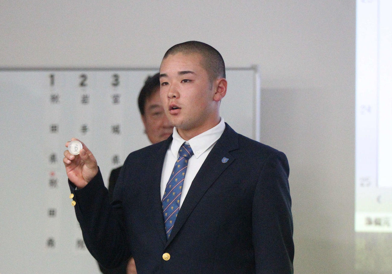 抽選会でくじを読み上げる仙台育英・佐々木（撮影・高橋香奈）