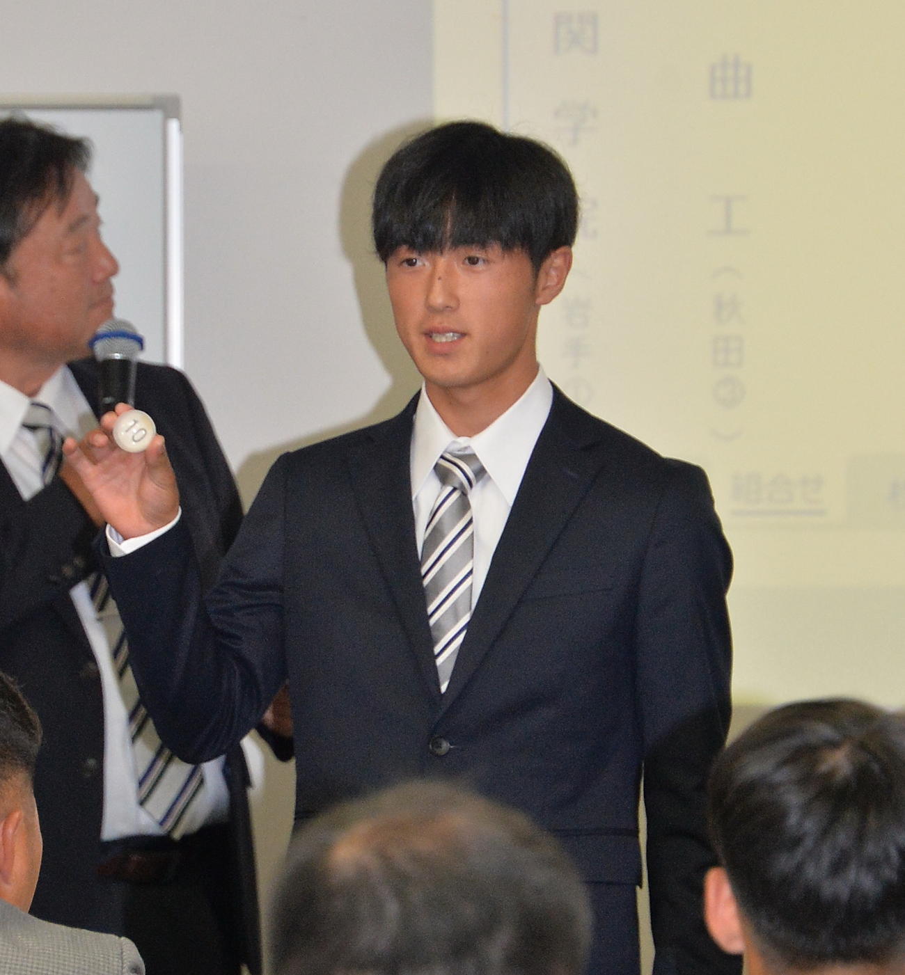 くじを引く東北学院榴ヶ岡・佐々木主将（撮影・浜本神威）