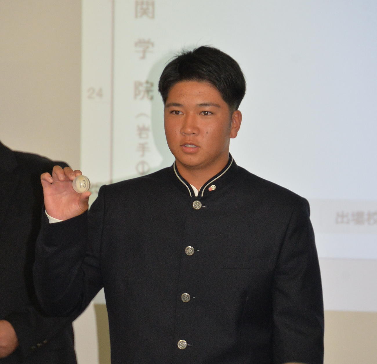 くじを引く青森山田・岩川学生コーチ（撮影・浜本神威）