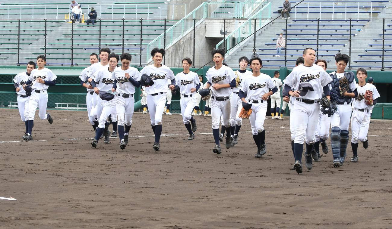 札幌真栄対札幌工　札幌真栄ナインは校歌を歌い終え、応援スタンドに向かって駆けだす（撮影・中島洋尚）