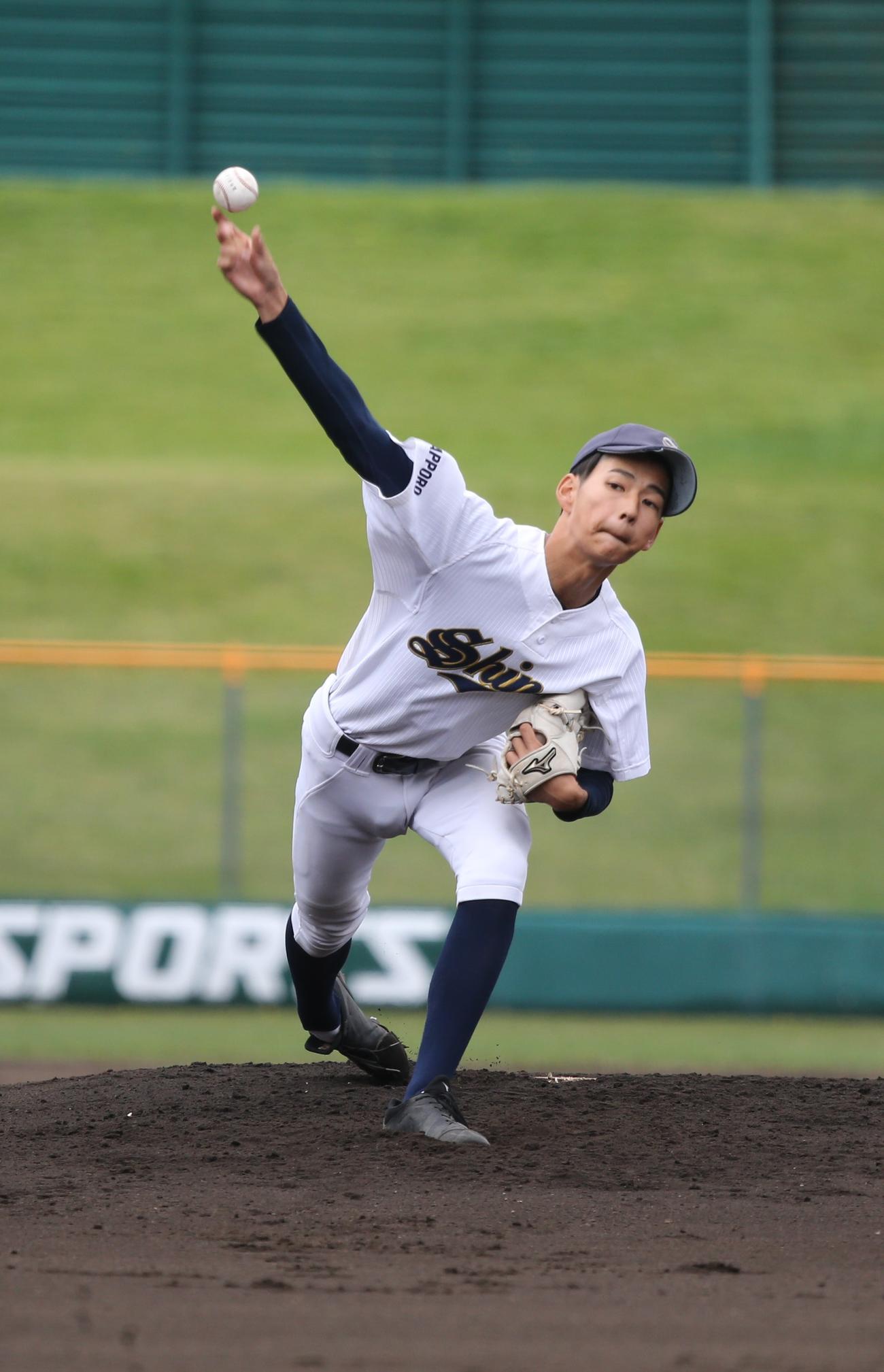 札幌真栄対札幌工　札幌真栄の山崎は力投する（撮影・中島洋尚）