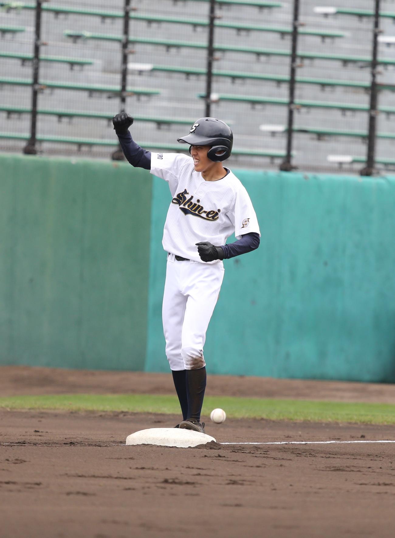 札幌真栄対札幌工　1回表2死三塁、遠藤は右越え適時三塁打を放ち、ベンチに向かってガッツポーズ（撮影・中島洋尚）