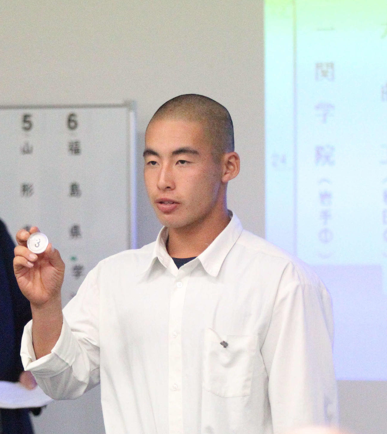 くじを読み上げる山形中央・武田（撮影・高橋香奈）