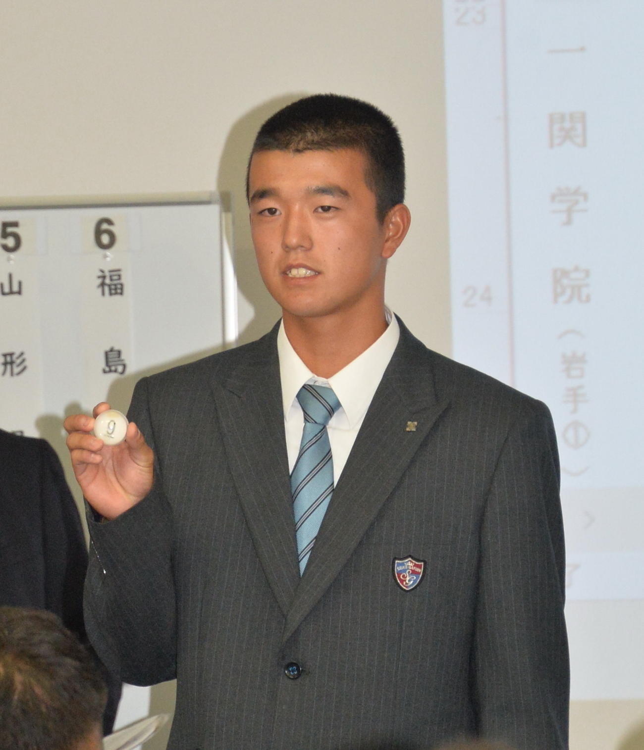 くじを引く聖光学院・竹内（撮影・浜本神威）