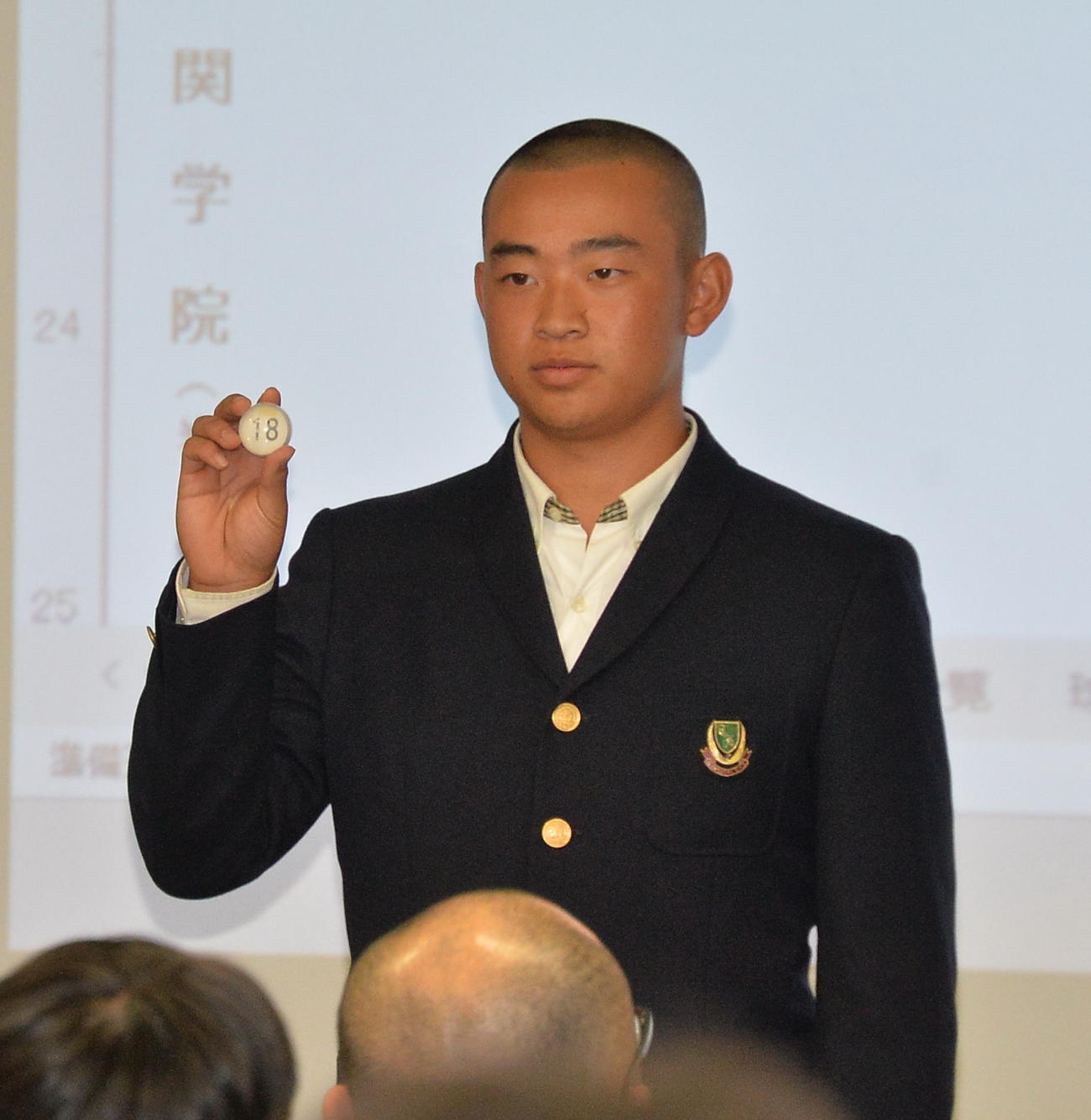 18番を引く鶴岡東・酒井主将（撮影・浜本神威）