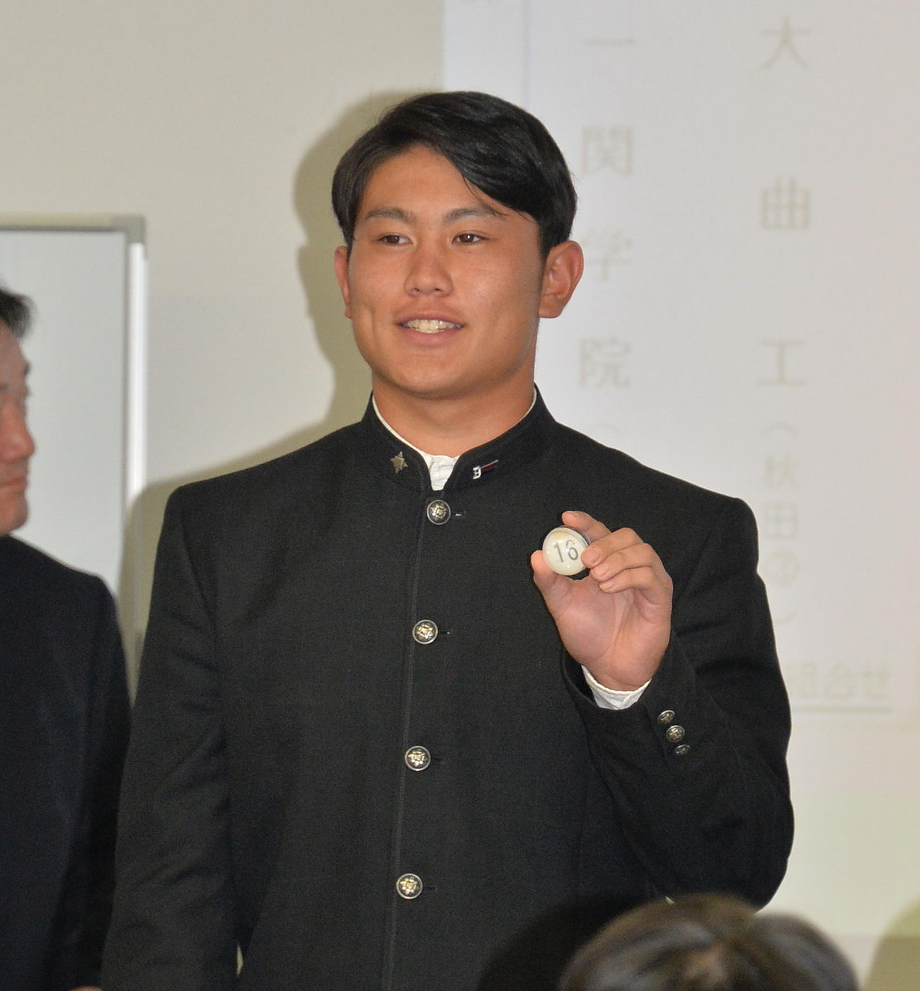 くじを引く学法石川・大栄主将（撮影・浜本神威）