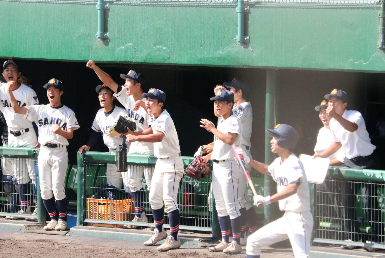 三田学園対神戸国際大付　1回、得点を奪って喜ぶ三田学園ベンチ（撮影・林亮佑）