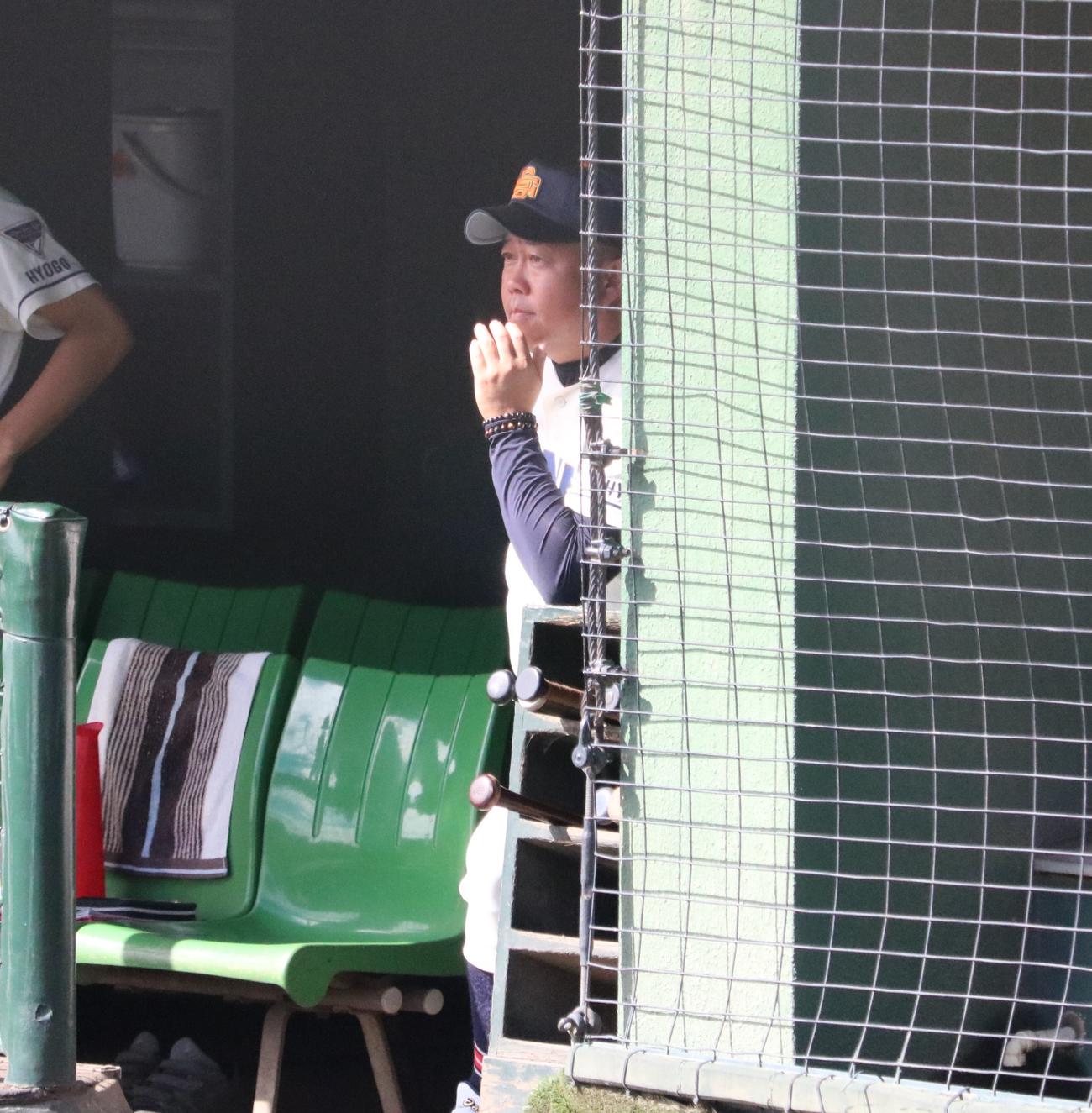 三田学園対神戸国際大付　三田学園の岩根監督（撮影・林亮佑）