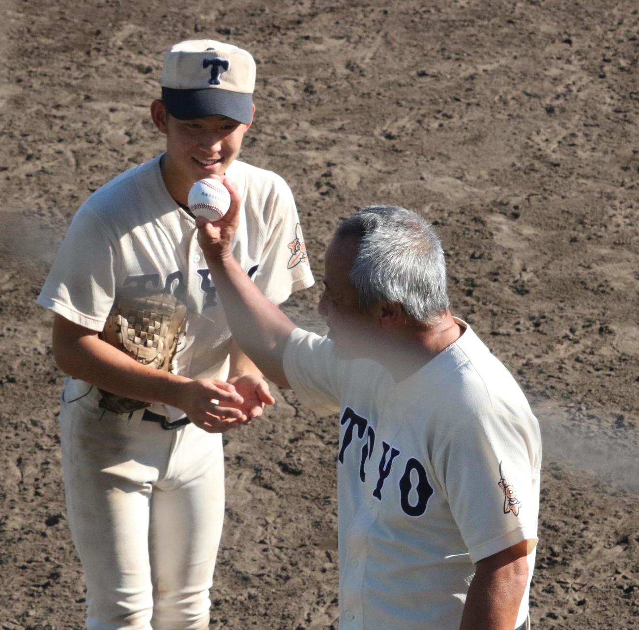 東洋大姫路対神戸学院大付　東洋大姫路の岡田監督がウイニングボールを渡されて笑顔（撮影・林亮佑）