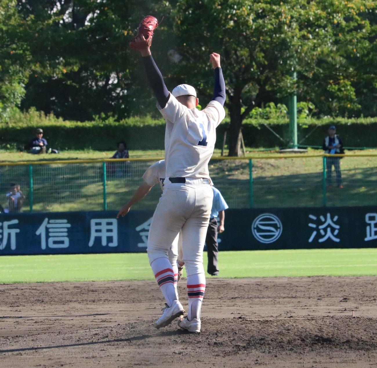 東洋大姫路対神戸学院大付　東洋大姫路の阪下が完投してガッツポーズする（撮影・林亮佑）