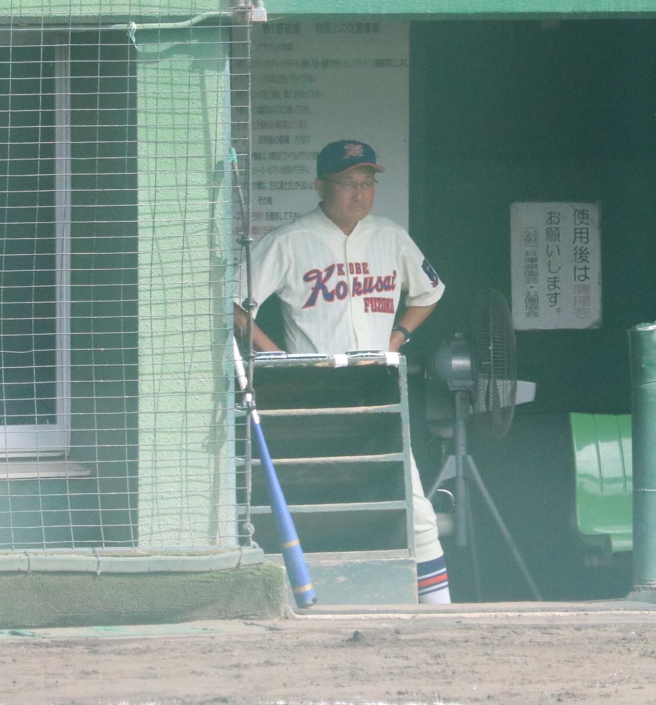 三田学園対神戸国際大付　神戸国際大付の青木監督（撮影・林亮佑）
