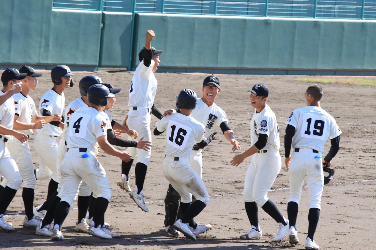 北海道栄対駒大苫小牧　延長10回タイブレークの末、サヨナラ勝ちして喜ぶ駒大苫小牧ナイン（撮影・保坂果那）