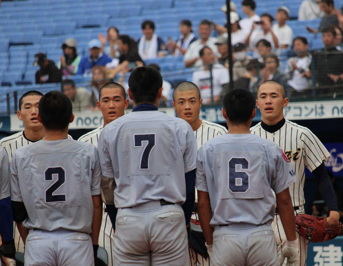 勝利した金本主将（一番右）中村（その左）ら東海大相模ナイン（撮影・金子真仁）
