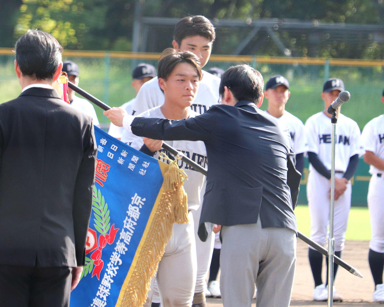 龍谷大平安との京都大会決勝　優勝旗を手にする、決勝打を放った立命館宇治の主将・伊藤