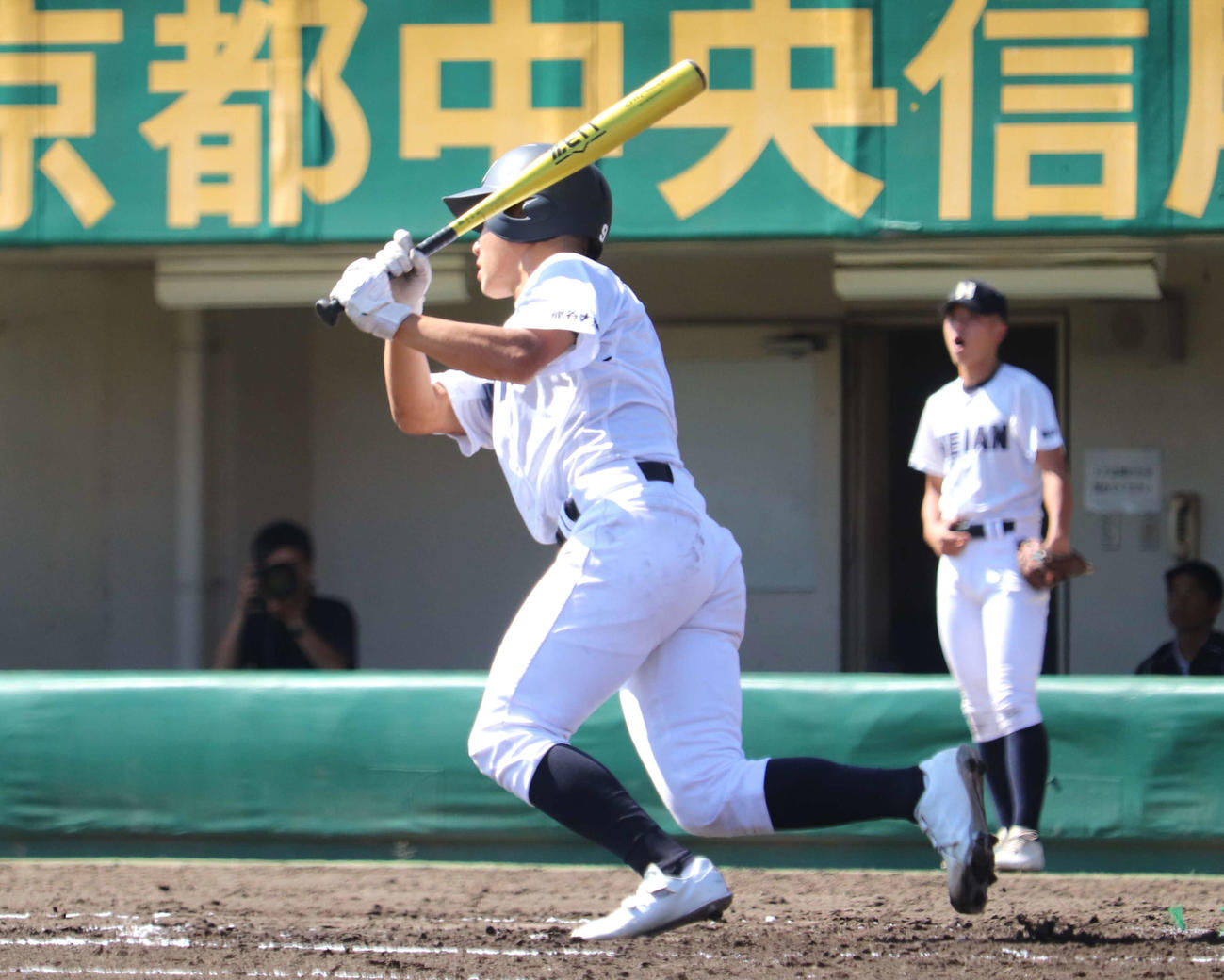 立命館宇治との京都大会決勝　2回1死二塁で先制の右前適時打を放った、龍谷大平安・前田