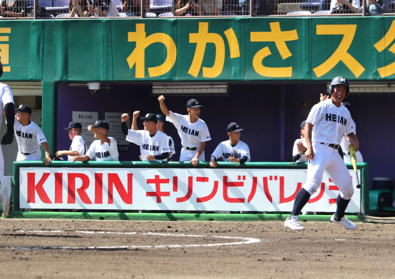 立命館宇治との京都大会決勝　2回1死二塁で前田塁翔内野手（2年）の先制打に沸く、龍谷大平安ベンチ