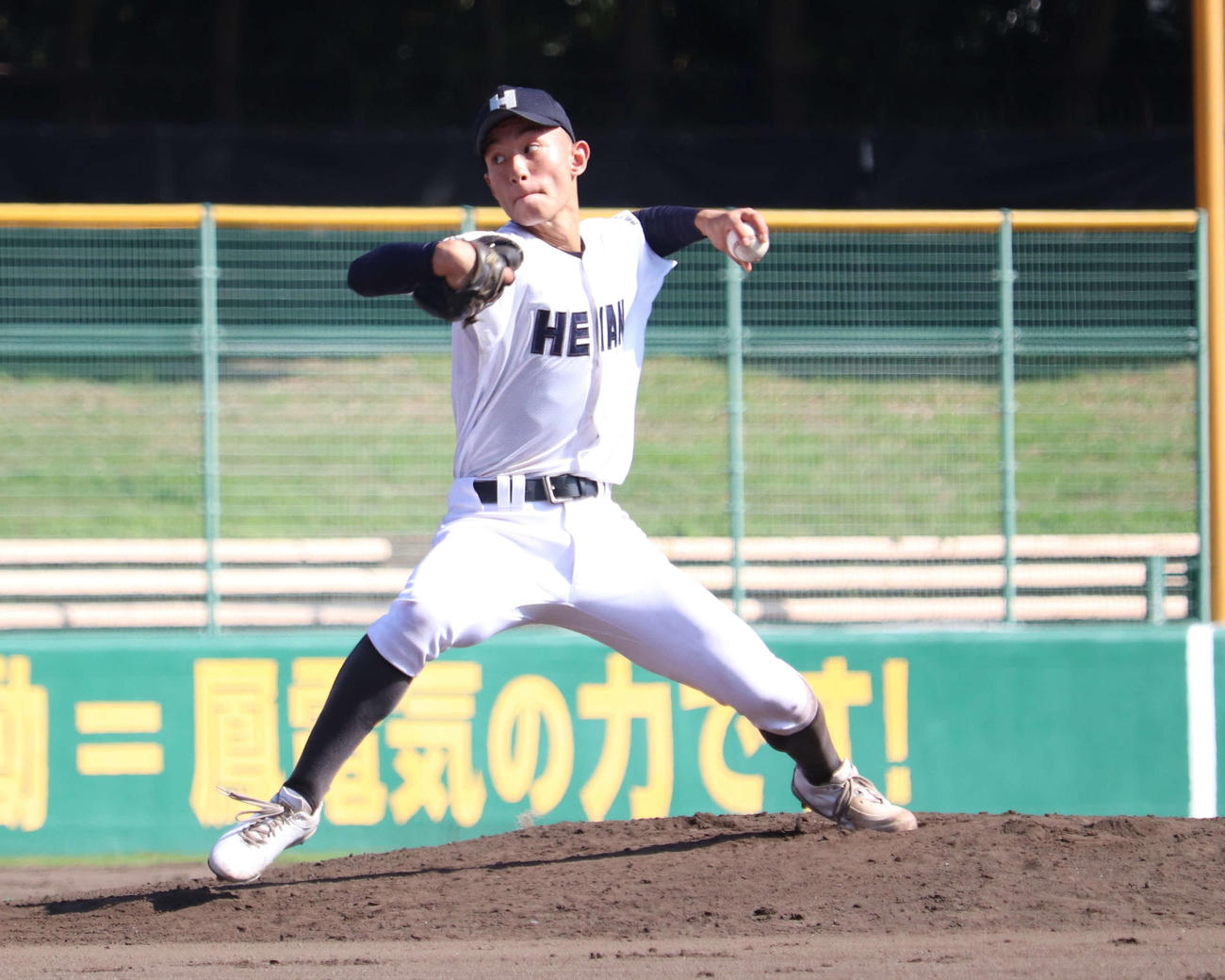 立命館宇治との京都大会決勝　先発した、龍谷大平安・山本は、二段モーションから短いテークバックが特徴的な左腕