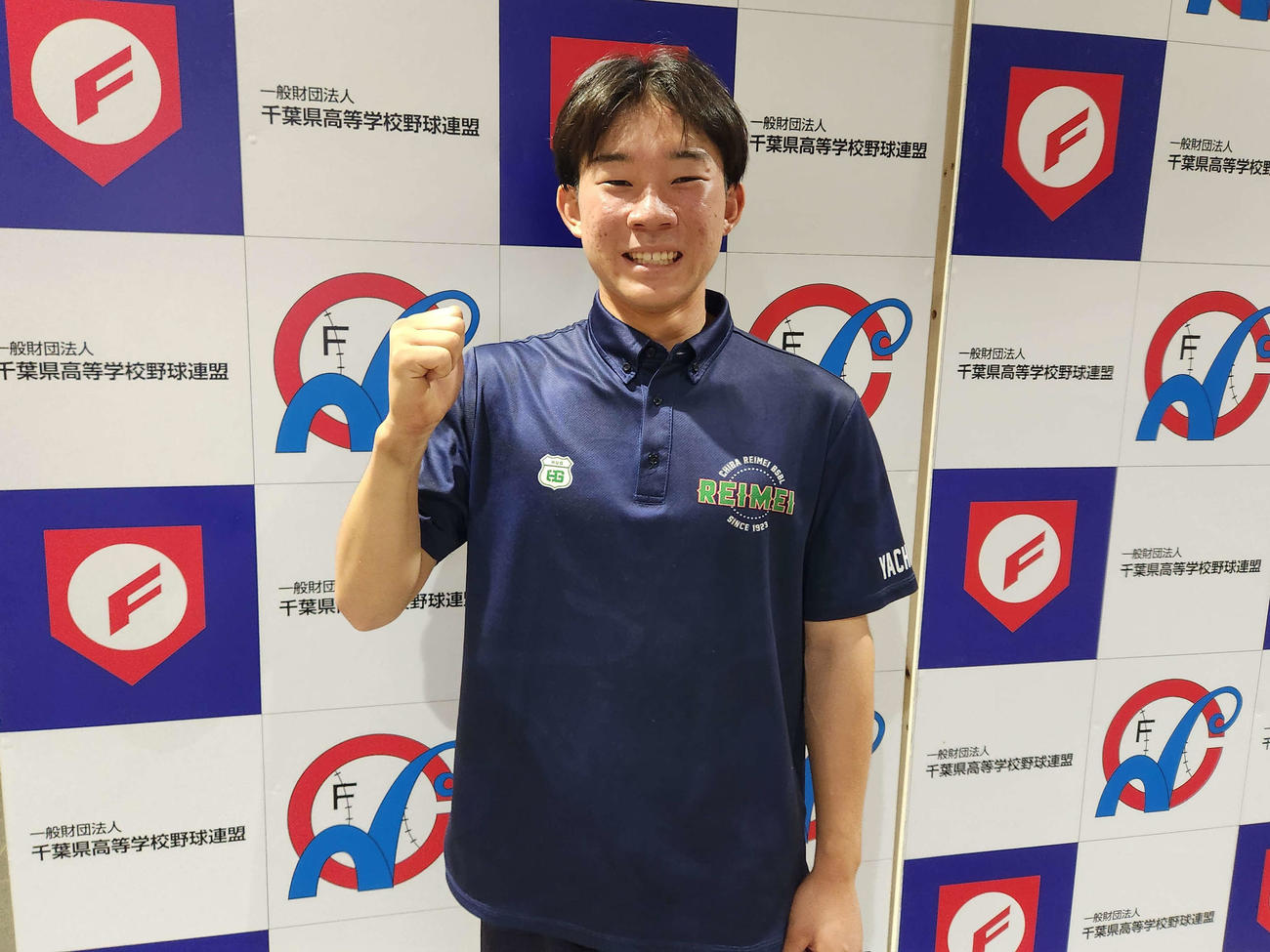 5回2死二、三塁から逆転の左越え3ラン本塁打を放ち、ガッツポーズをみせる千葉黎明、山本（撮影・保坂淑子）