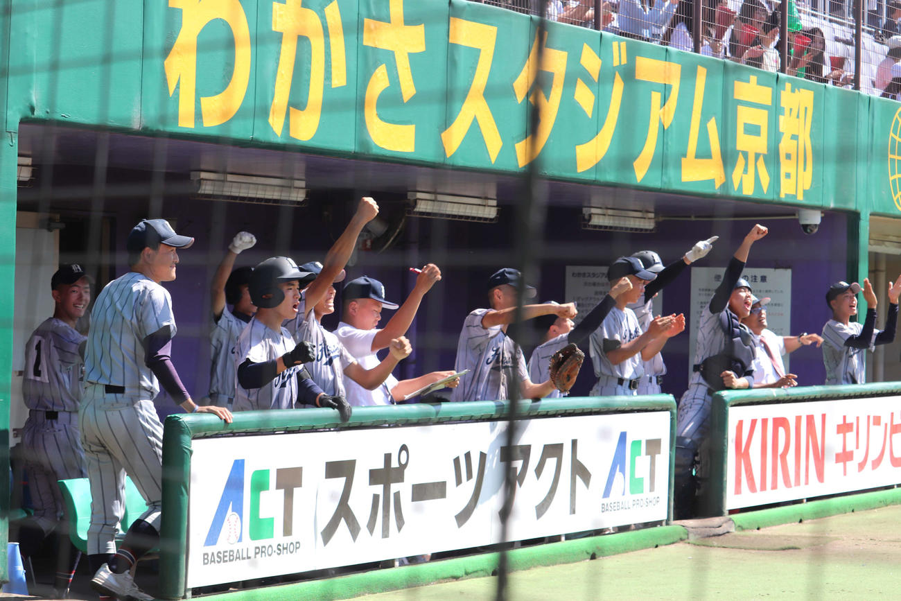 山城との京都大会3位決定戦　4回に一挙4得点を追加し、ベンチで沸く北稜ナイン