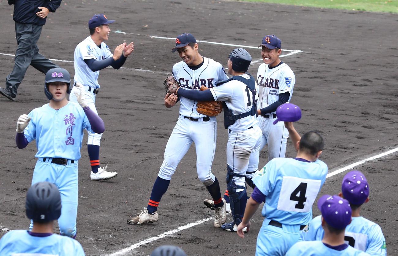 クラーク対滝川西　9回裏2死一、三塁、クラーク辻田投手（中央）は滝川西の最後の打者を打ち取り、千葉捕手に抱きかかえられる（撮影・中島洋尚）