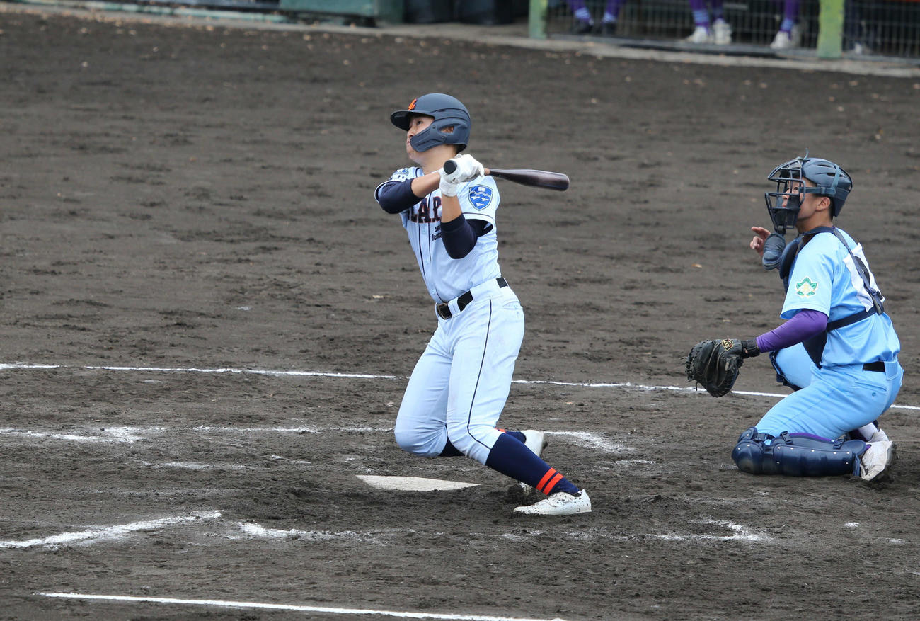 クラーク対滝川西　3回表のクラーク先頭打者・大橋内野手（左）は左翼越えに決勝ソロ本塁打を放つ（撮影・中島洋尚）