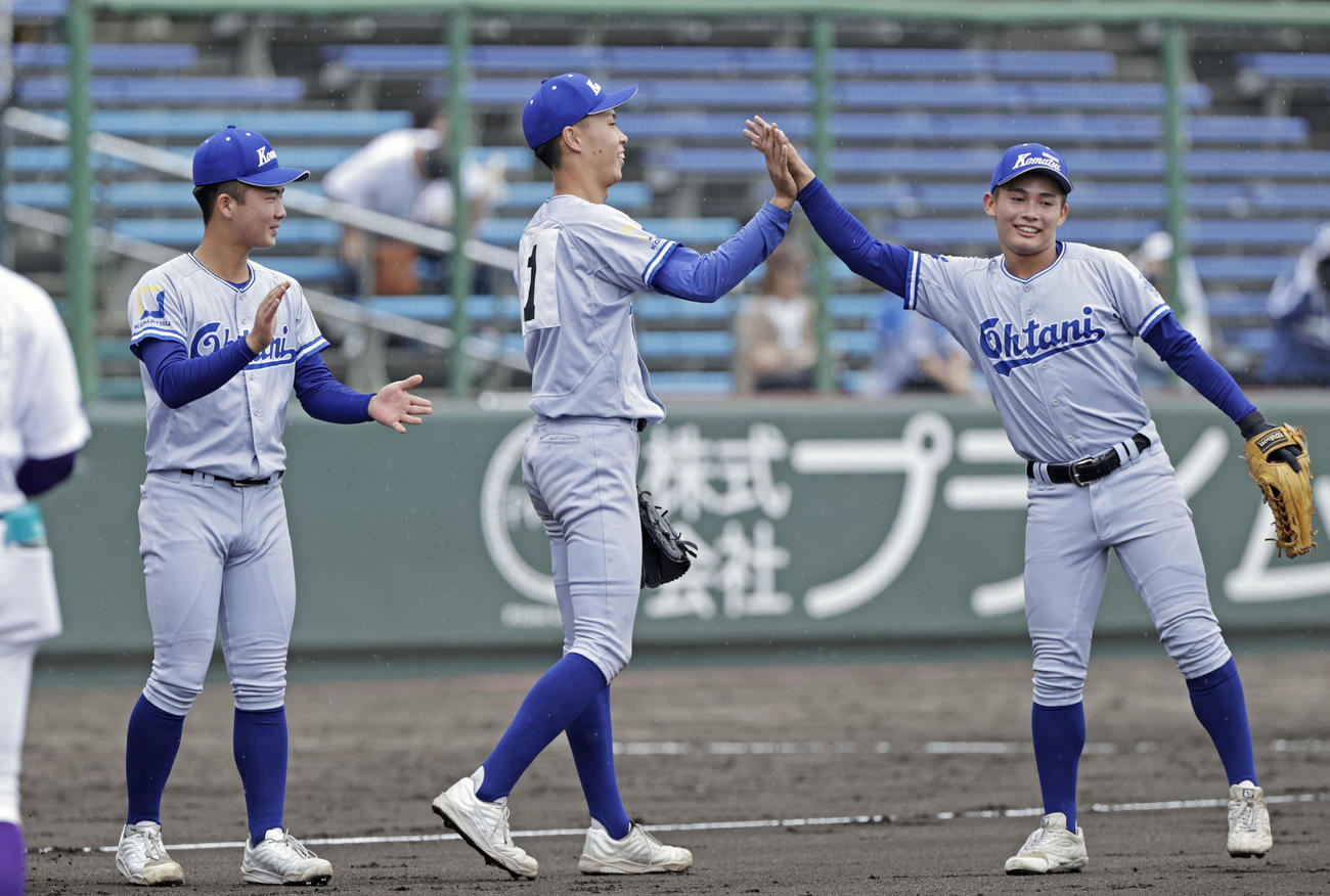関東第一に勝利し喜ぶ西川（中央）ら小松大谷の選手（共同）