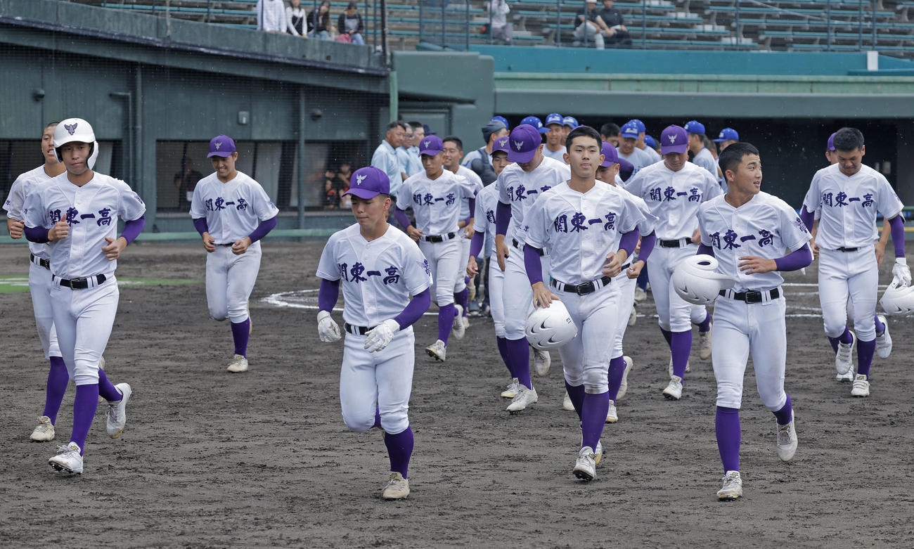 小松大谷に敗れた関東第一ナイン（共同）
