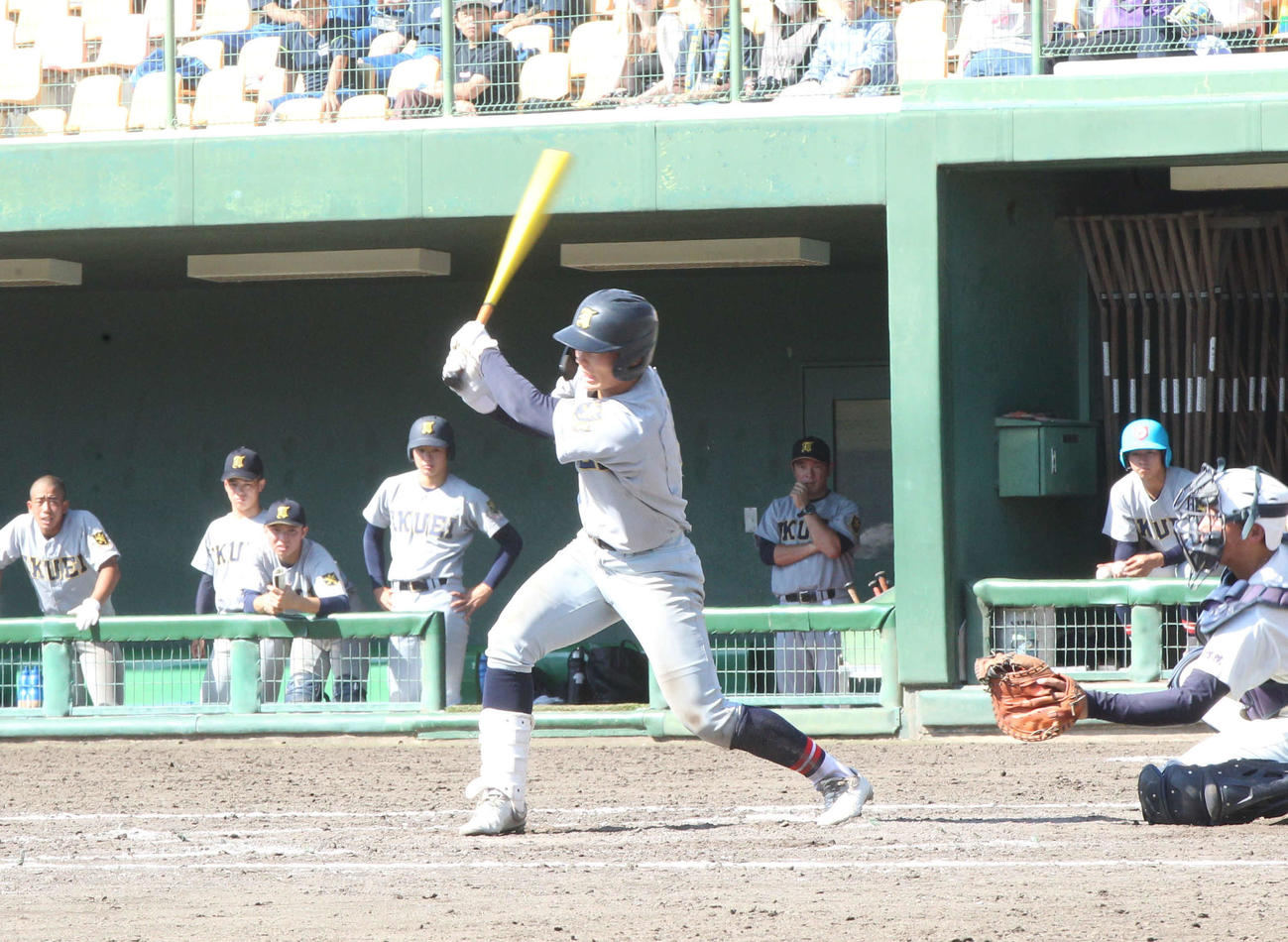 2回、先制点につながる安打を放つ仙台育英・土屋（撮影・高橋香奈）