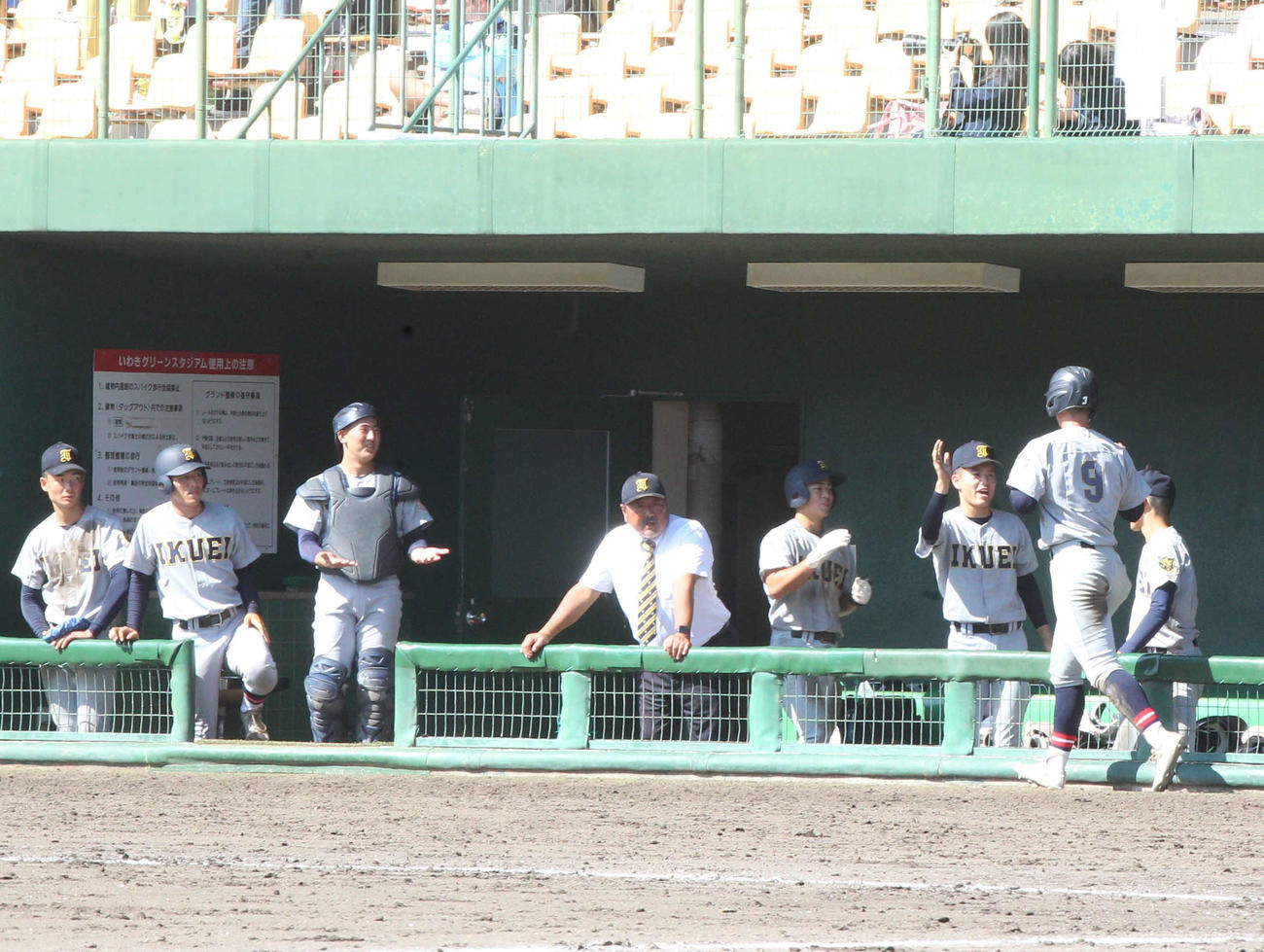 2回、先制点の本塁を踏みにベンチに迎え入れられる仙台育英・土屋（撮影・高橋香奈）
