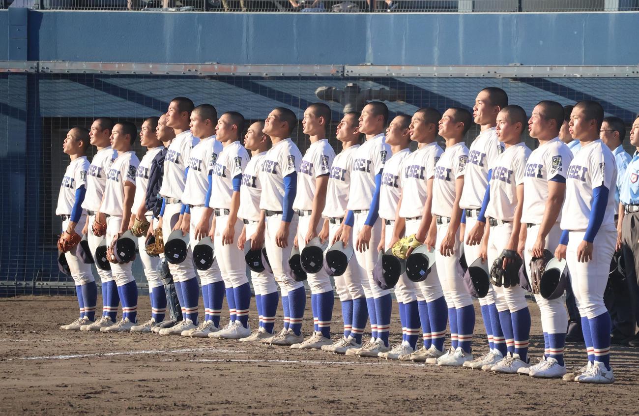 履正社対大阪桐蔭　優勝し校歌斉唱する履正社ナイン（撮影・塚本光）
