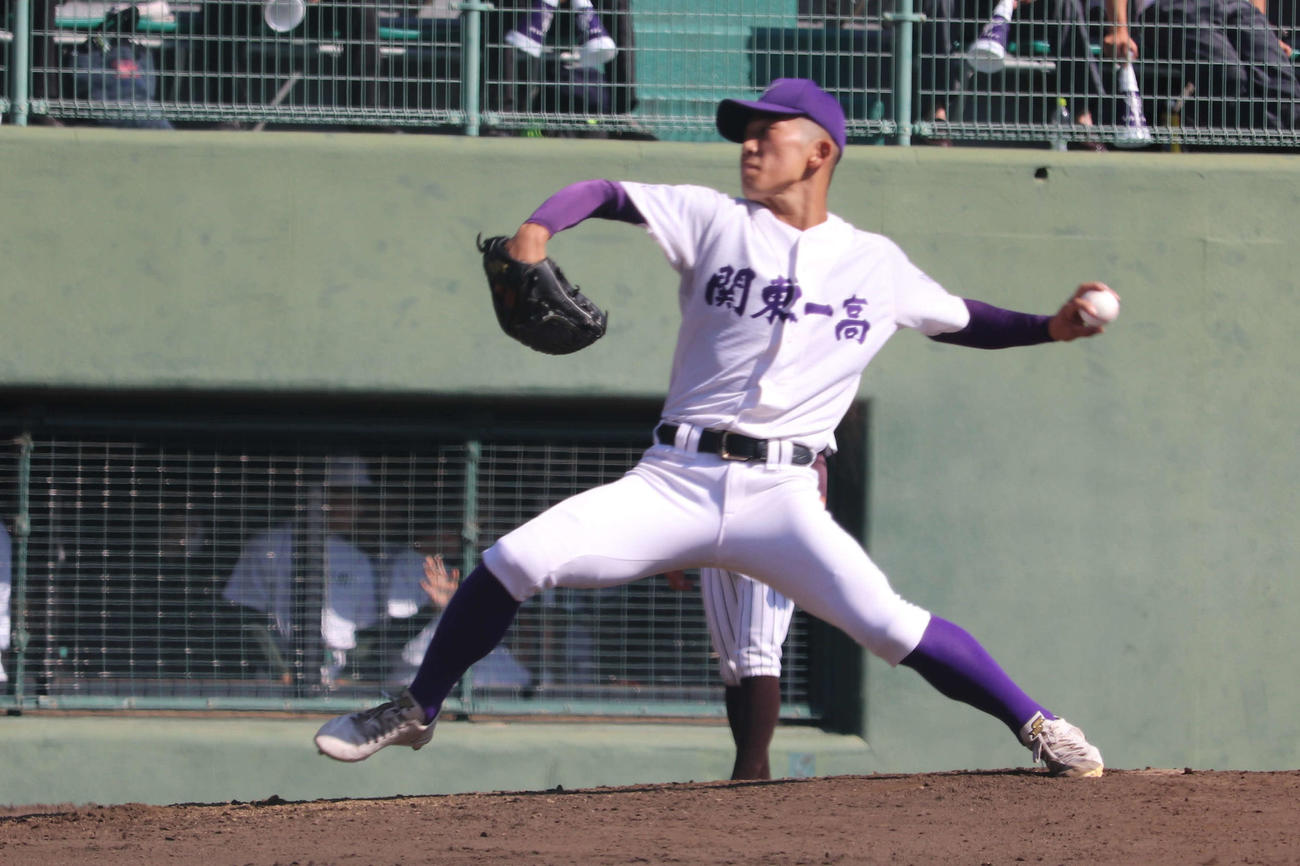 8回を3安打無失点に抑えた関東第一の先発、坂本慎太郎（撮影・保坂淑子）