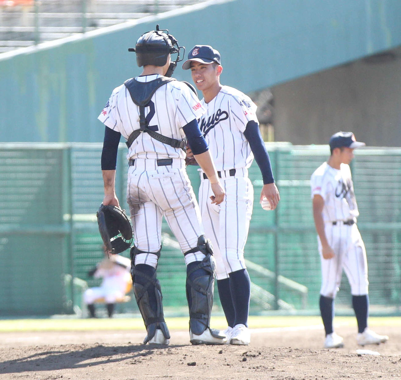 4回、2死満塁ピンチに駆け寄る山形中央・佐藤（左）と小坂（撮影・高橋香奈）