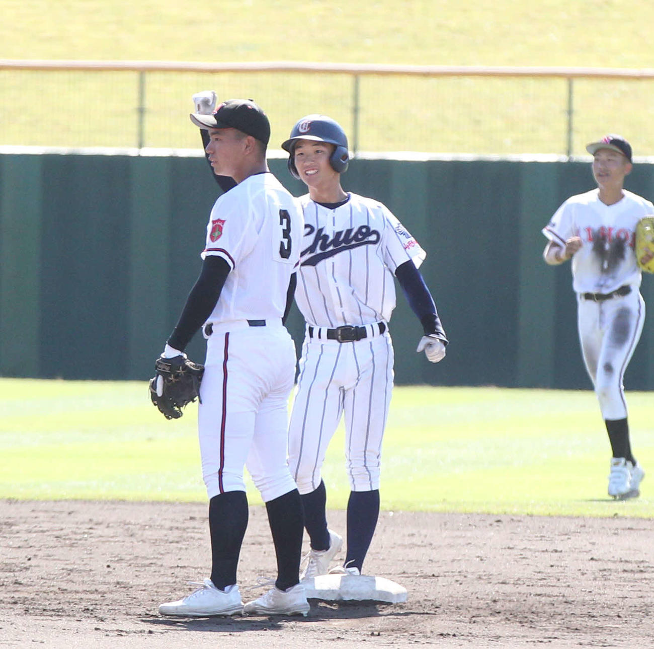 4回、2点適時打にガッツポーズの山形中央・木村（撮影・高橋香奈）