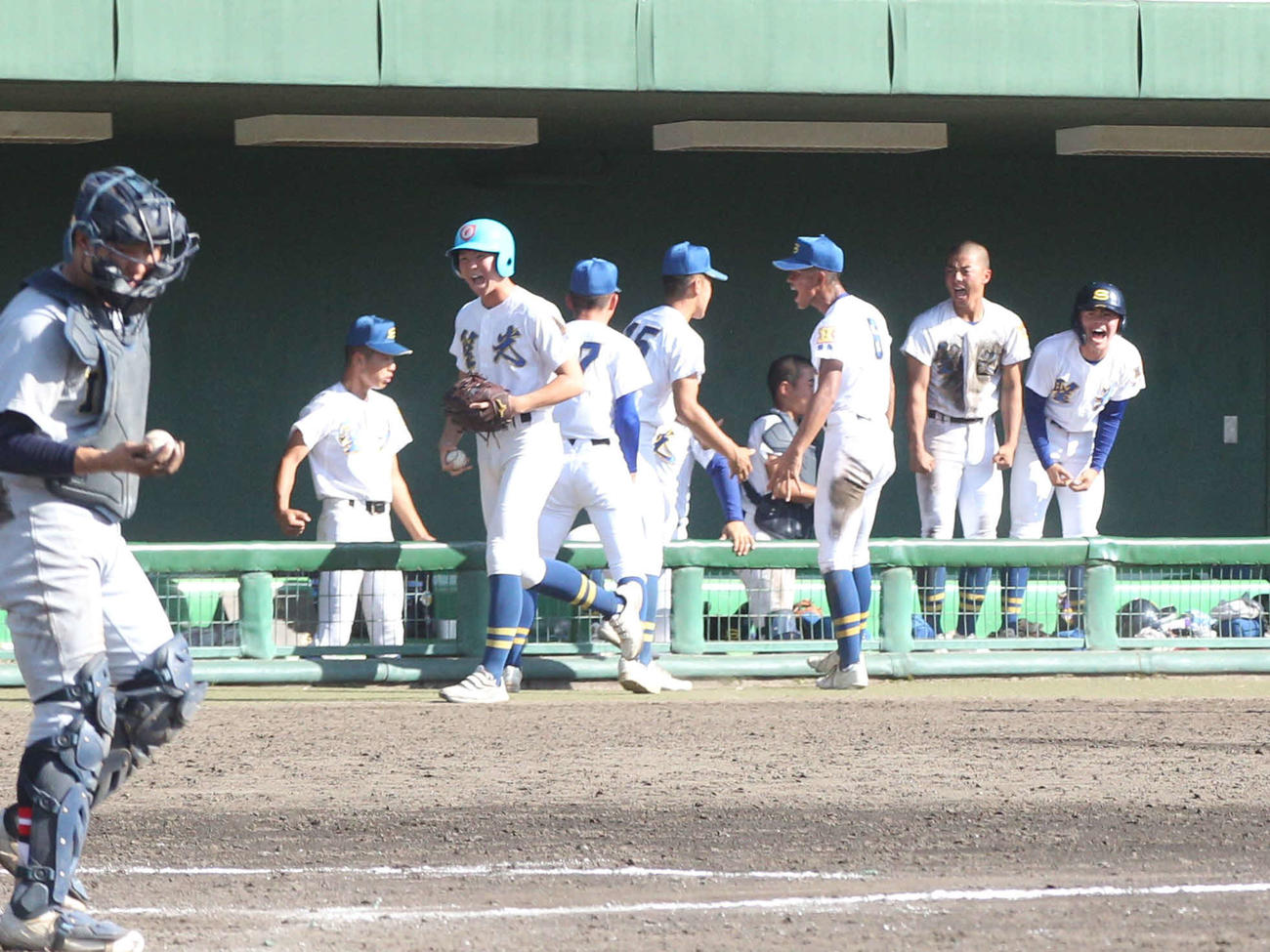 5回、押し出し死球で逆転し、ほえる聖光学院ナイン（撮影・高橋香奈）