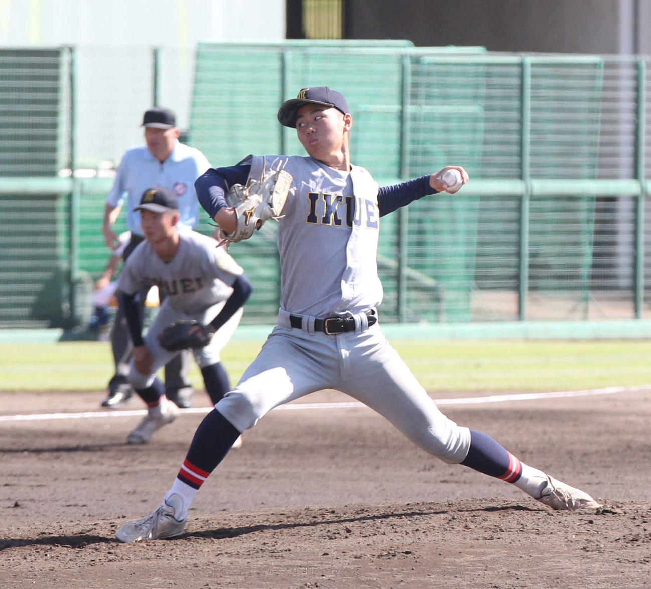 先発でマウンドにあがった仙台育英・井須（撮影・高橋香奈）