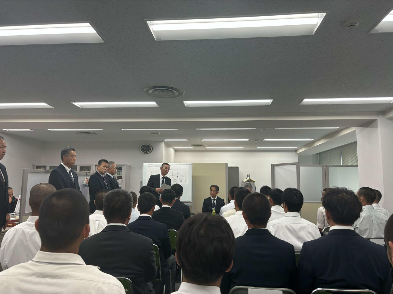 高校野球秋季近畿大会　組み合わせ抽選会に出席した16校の主将ら（撮影・塚本光）