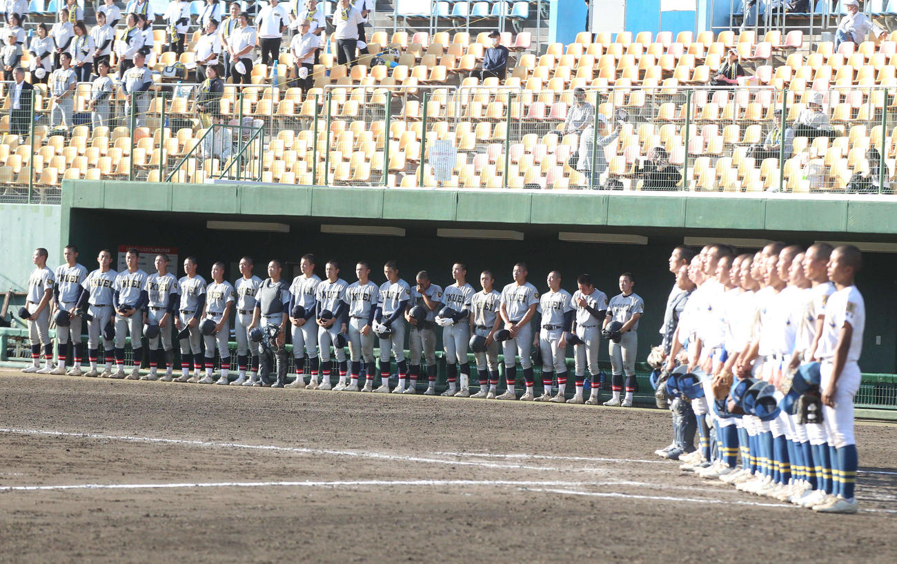 校歌を歌う聖光学院ナインと静聴する仙台育英ナイン（撮影・高橋香奈）