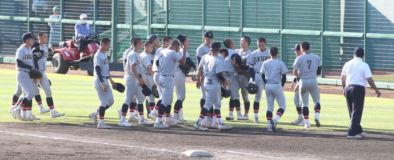 試合後、スタンドに感謝した後の仙台育英ナイン＝2024年10月15日