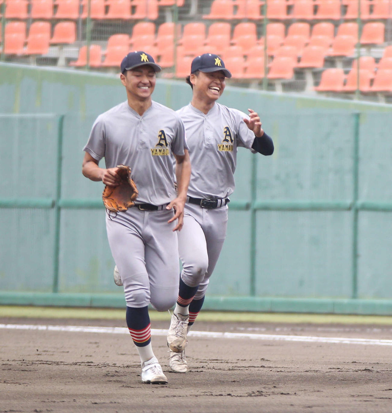 初回を抑え笑顔の青森山田・蝦名（左）と先発の乕谷（撮影・高橋香奈）