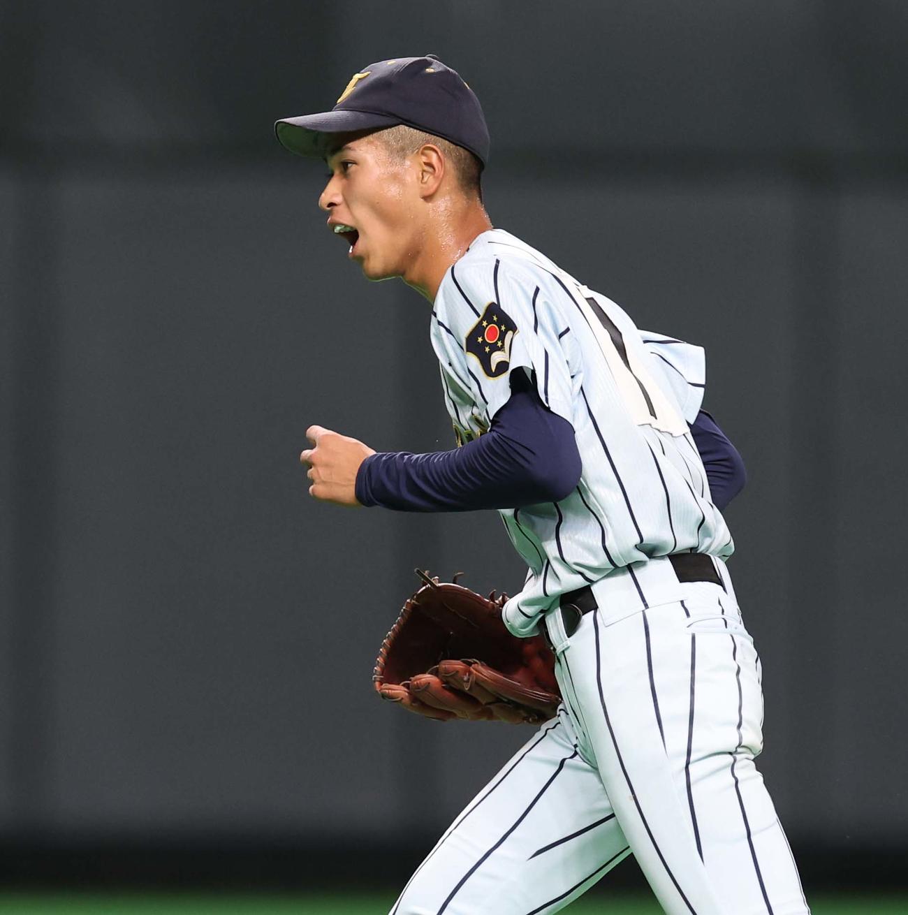 鵡川対東海大札幌　7回表、打者を3人で抑え叫ぶ矢吹（撮影・黒川智章）