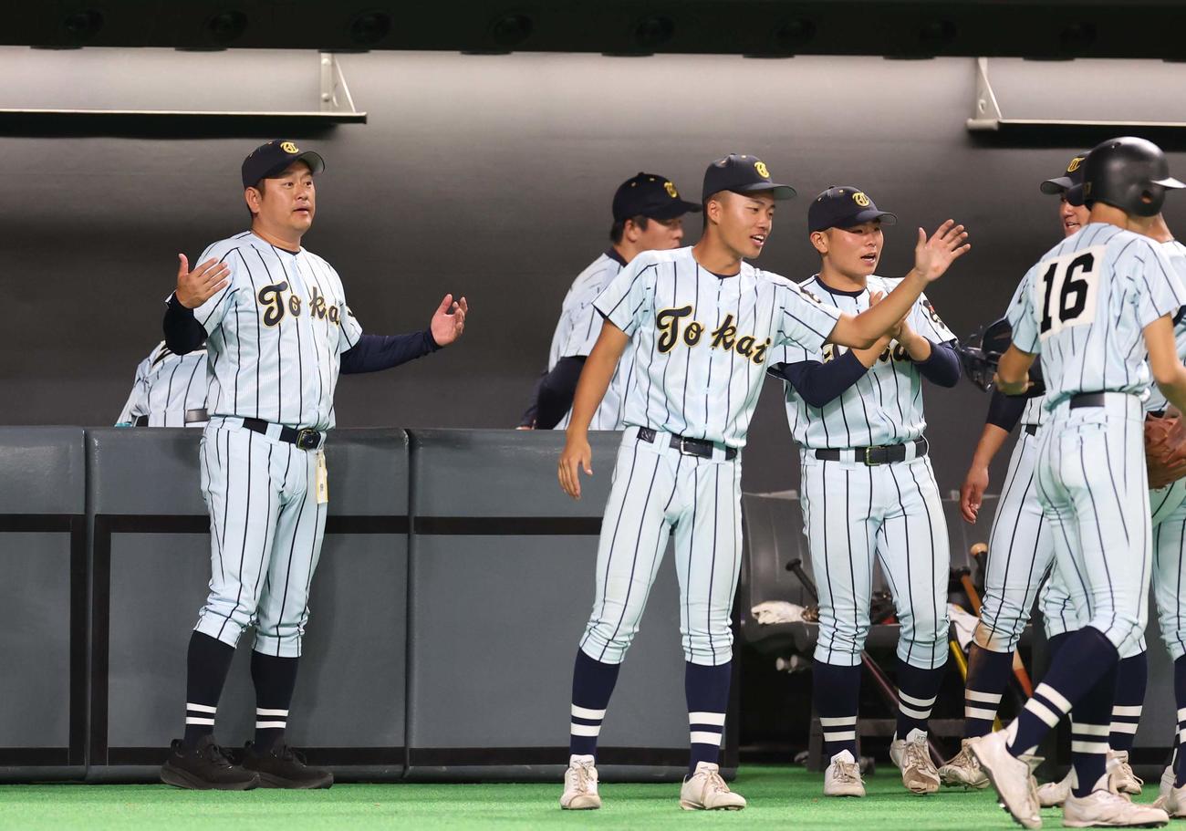 鵡川対東海大札幌　選手に指示を出す東海大札幌・遠藤監督（左）（撮影・黒川智章）