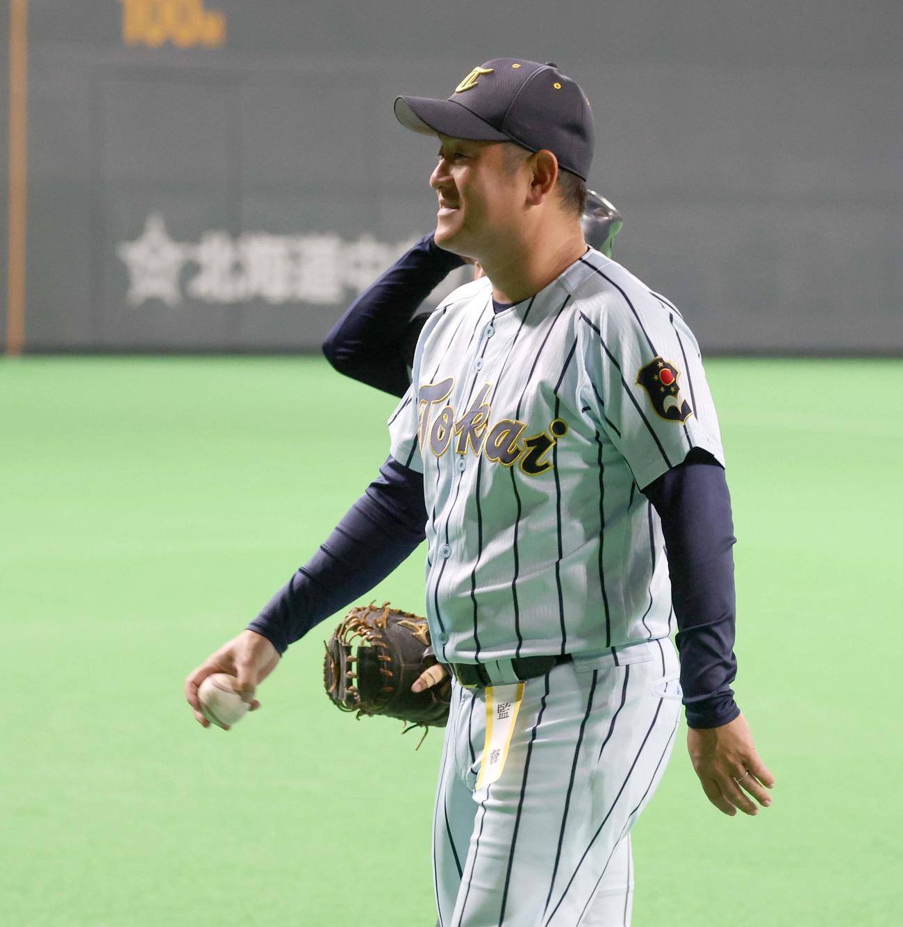 鵡川対東海大札幌　試合後、ウイニングボールを握り締め引き揚げる東海大札幌・遠藤監督（撮影・黒川智章）