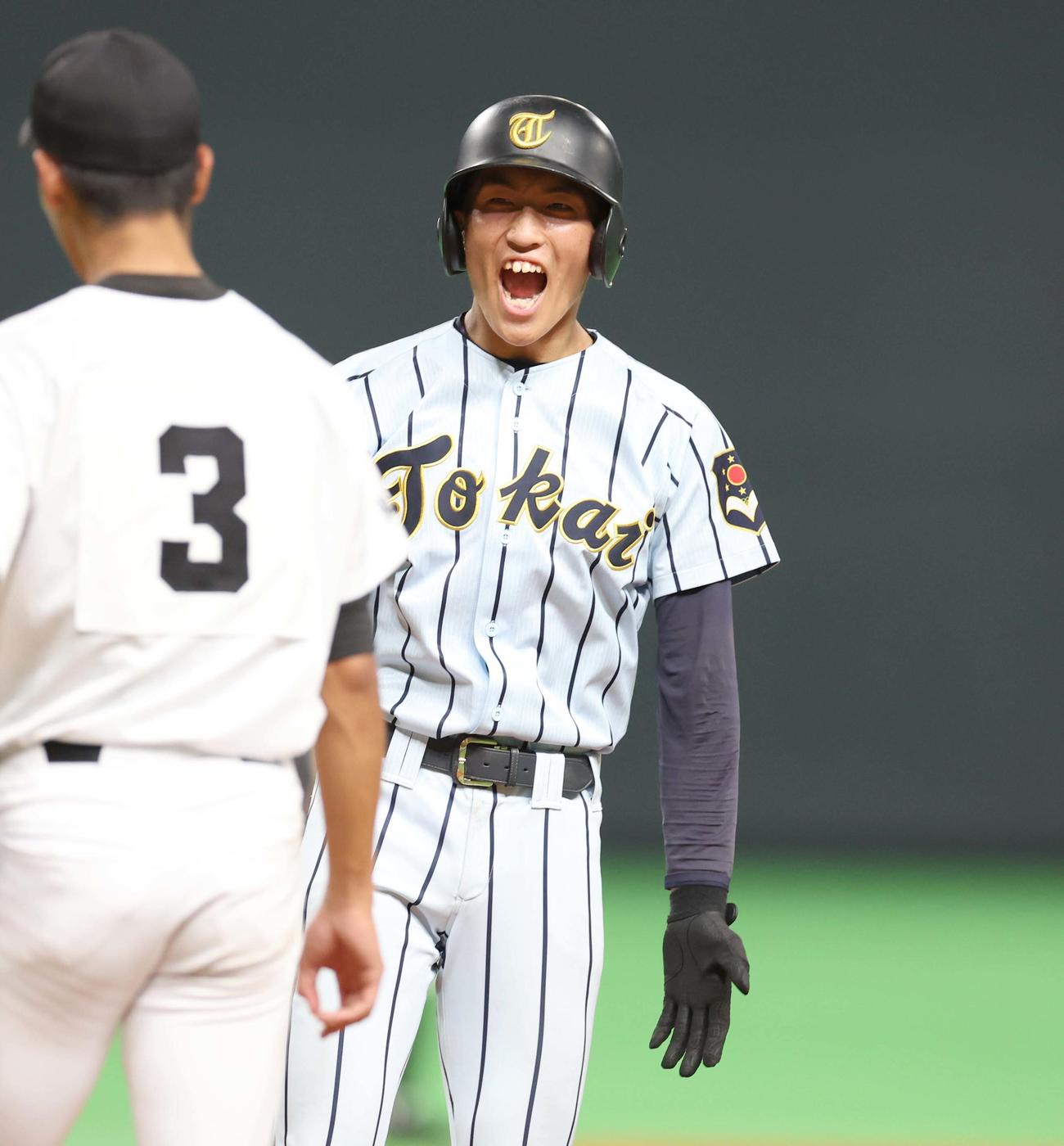 鵡川対東海大札幌　3回裏東海大札幌1死一、二塁、左前適時打を放ち叫ぶ桜庭（撮影・黒川智章）