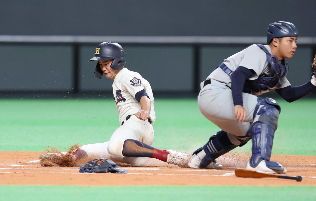 北照対帯広工　1回表北照1死満塁、小田の二犠飛で生還する平沼（撮影・黒川智章）