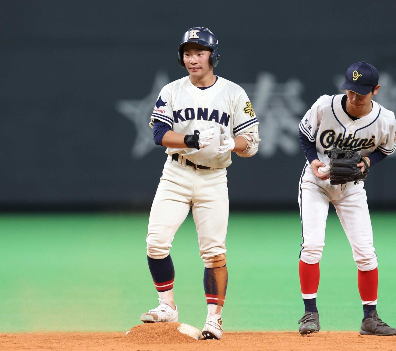 釧路江南対帯広大谷　4回表釧路江南無死二塁、右中間に適時二塁打を放ち笑顔の宍戸（撮影・黒川智章）