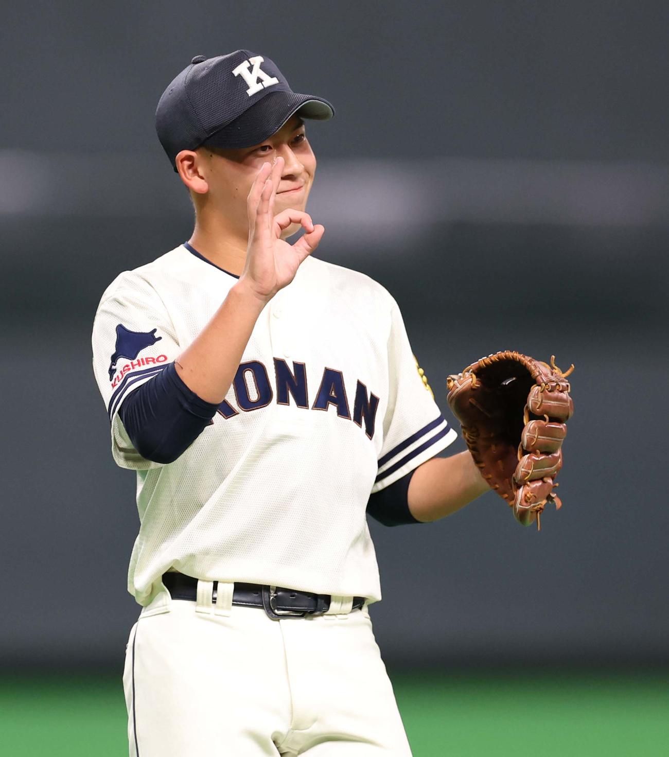 釧路江南対帯広大谷　2回裏帯広大谷無死、工藤を一ゴロにとり「OKサイン」の佐藤（撮影・黒川智章）