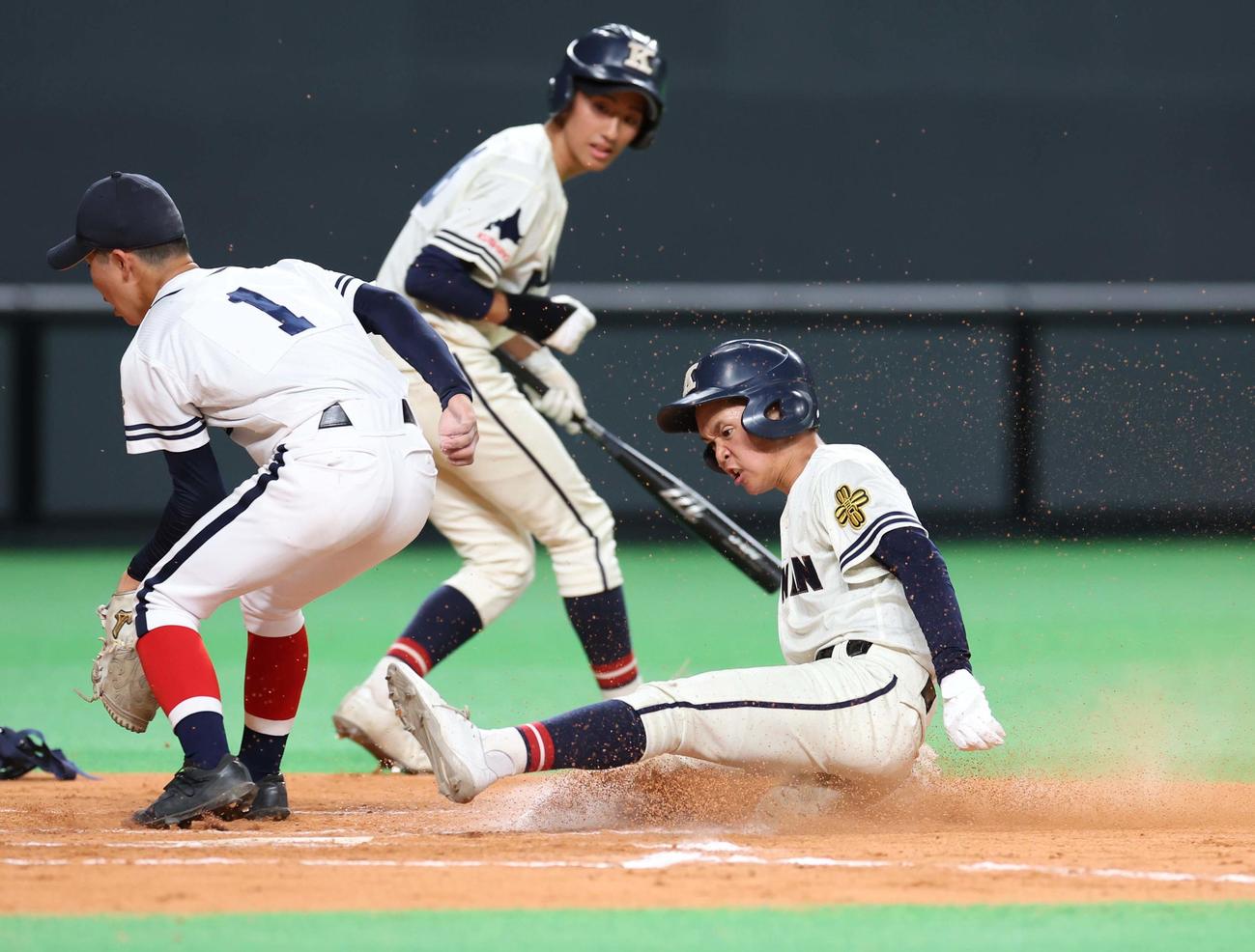釧路江南対帯広大谷　7回表釧路江南1死三塁、暴投で生還する山岡（撮影・黒川智章）