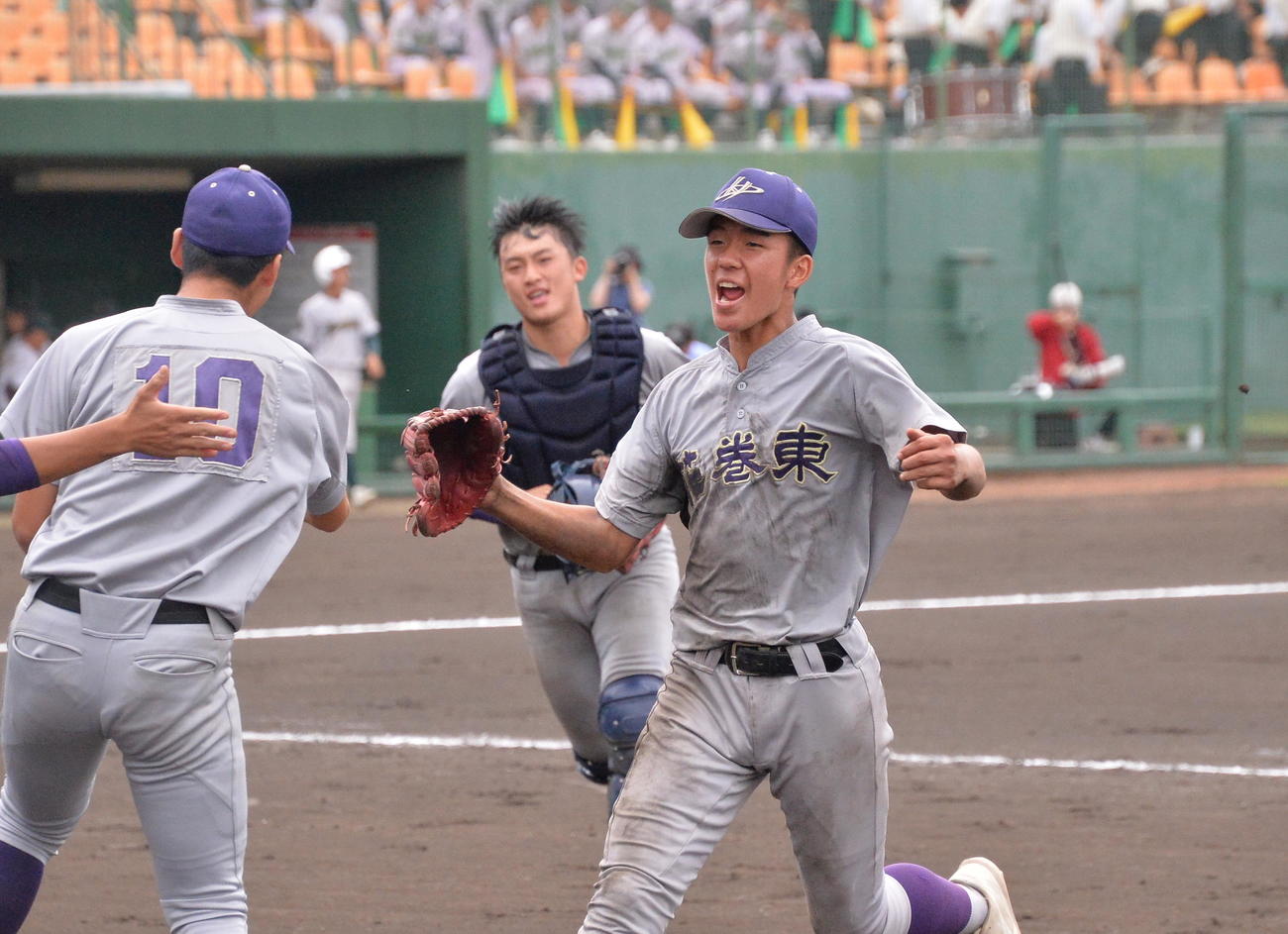 鶴岡東対花巻東　7回2死三塁のピンチを、見逃し三振で切り抜け、雄たけびをあげてベンチに戻る花巻東・萬谷（右）（撮影・浜本神威）