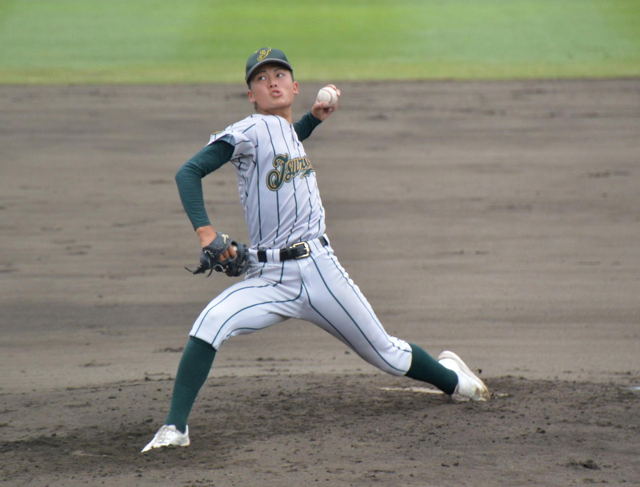 鶴岡東対花巻東　鶴岡東のエース左腕・杉浦は7回1／3を投げ、6安打2失点と粘投（撮影・浜本神威）