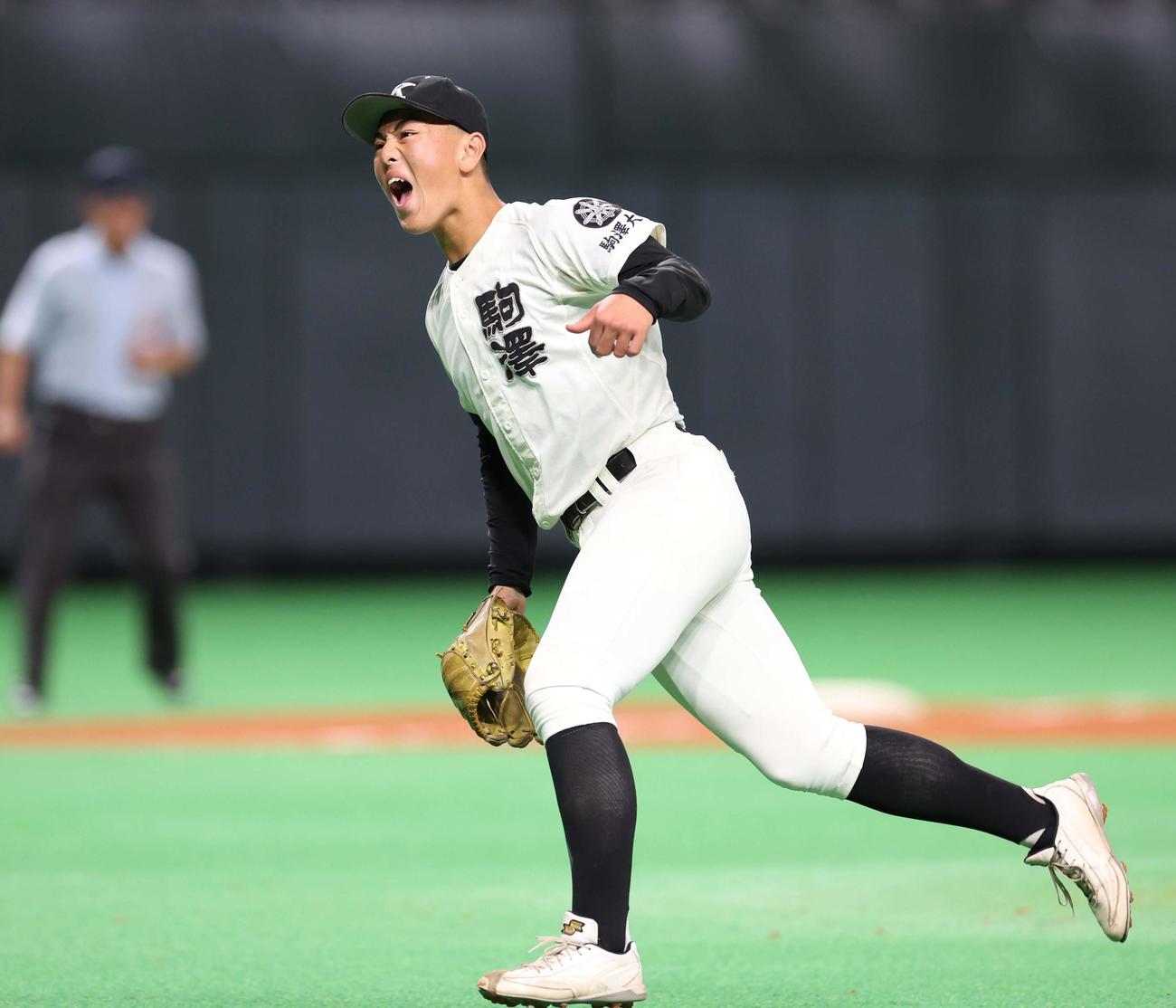 秋季北海道高校野球大会　士別翔雲対駒大苫小牧　3回表、無失点に抑え叫ぶ寺田（撮影・黒川智章）